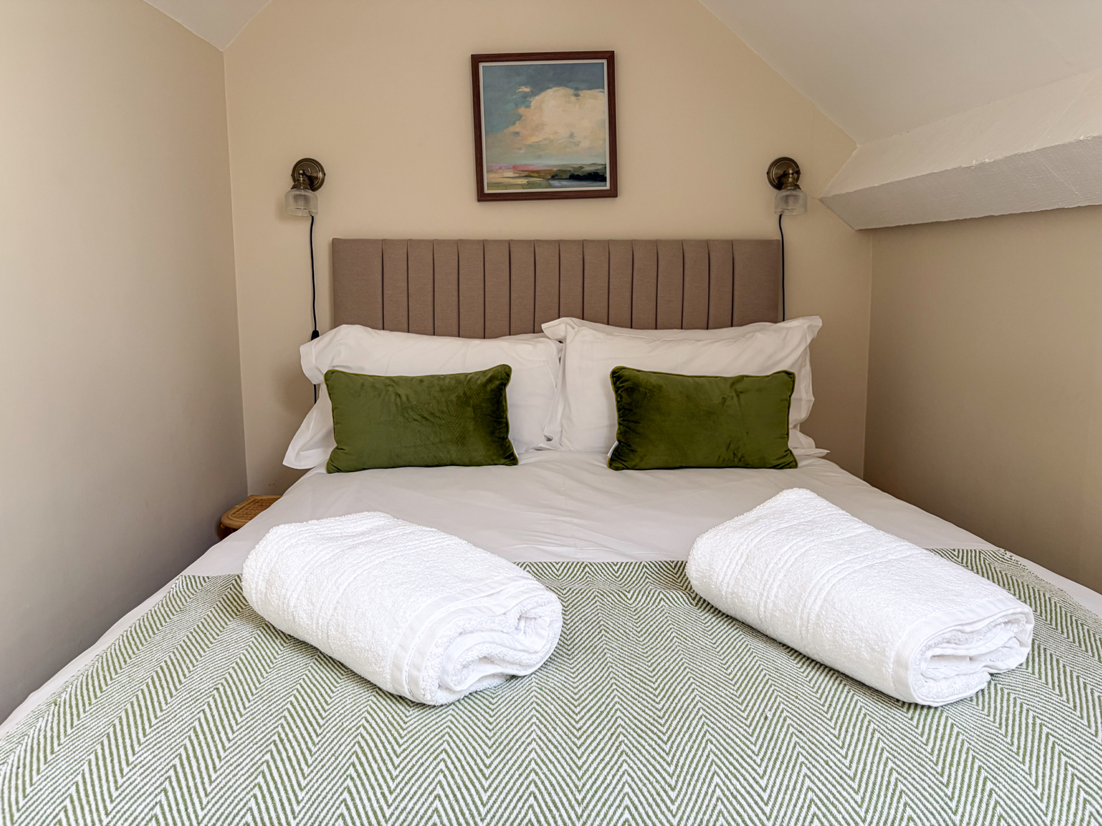 En-suite bedroom, 1 single & 1 double, sleeps 3 — shared manor