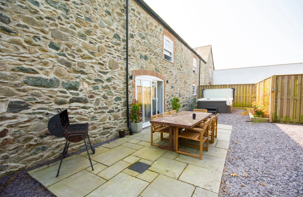 The rustic spa and hot tub at Plas Llechylched